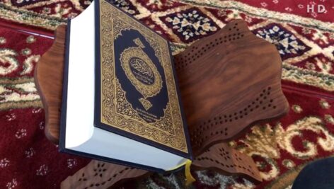 دانلود ویدیو دست مرد مسلمان و خواندن قرآن کریم
