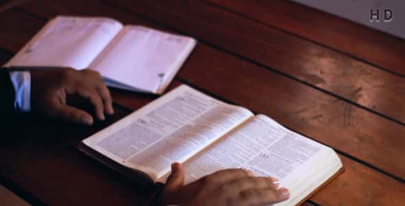 دانلود ویدیو مرد در حال خواندن کتاب انجیل